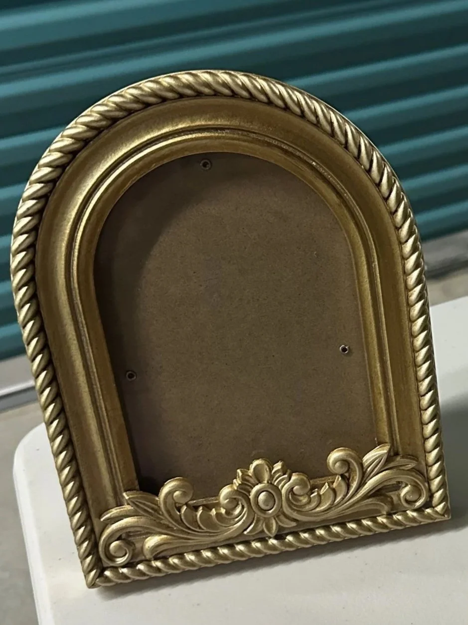Gold arched 5x7 frame