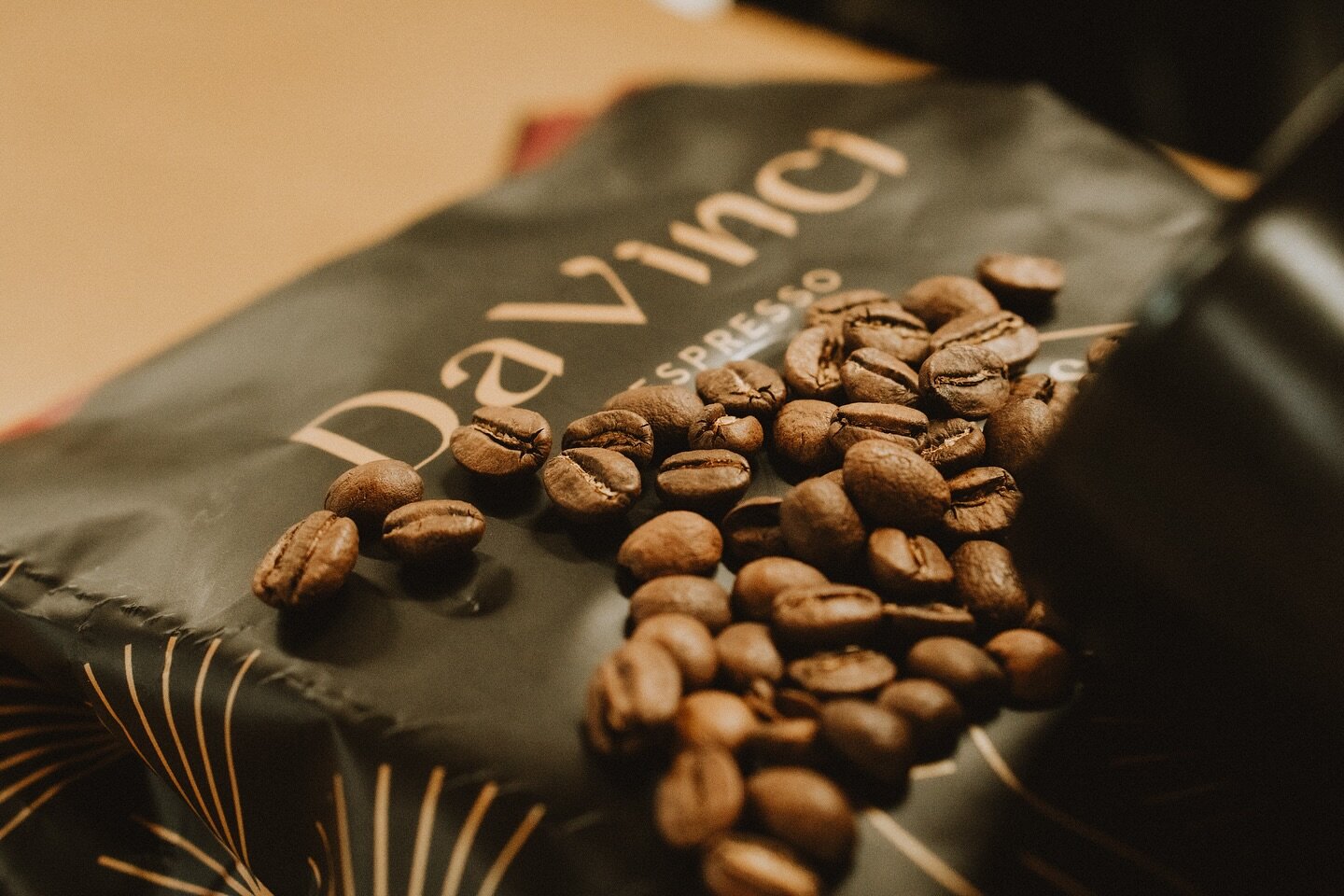𝐋𝐞𝐨𝐧𝐚𝐫𝐝𝐨☕️

Experience the unparalleled taste of our exquisite Leonardo blend, crafted with utmost care using only the finest 100% Arabica beans. Indulge in its medium body and acidity, accompanied by a tantalising fruity flavour and delicate