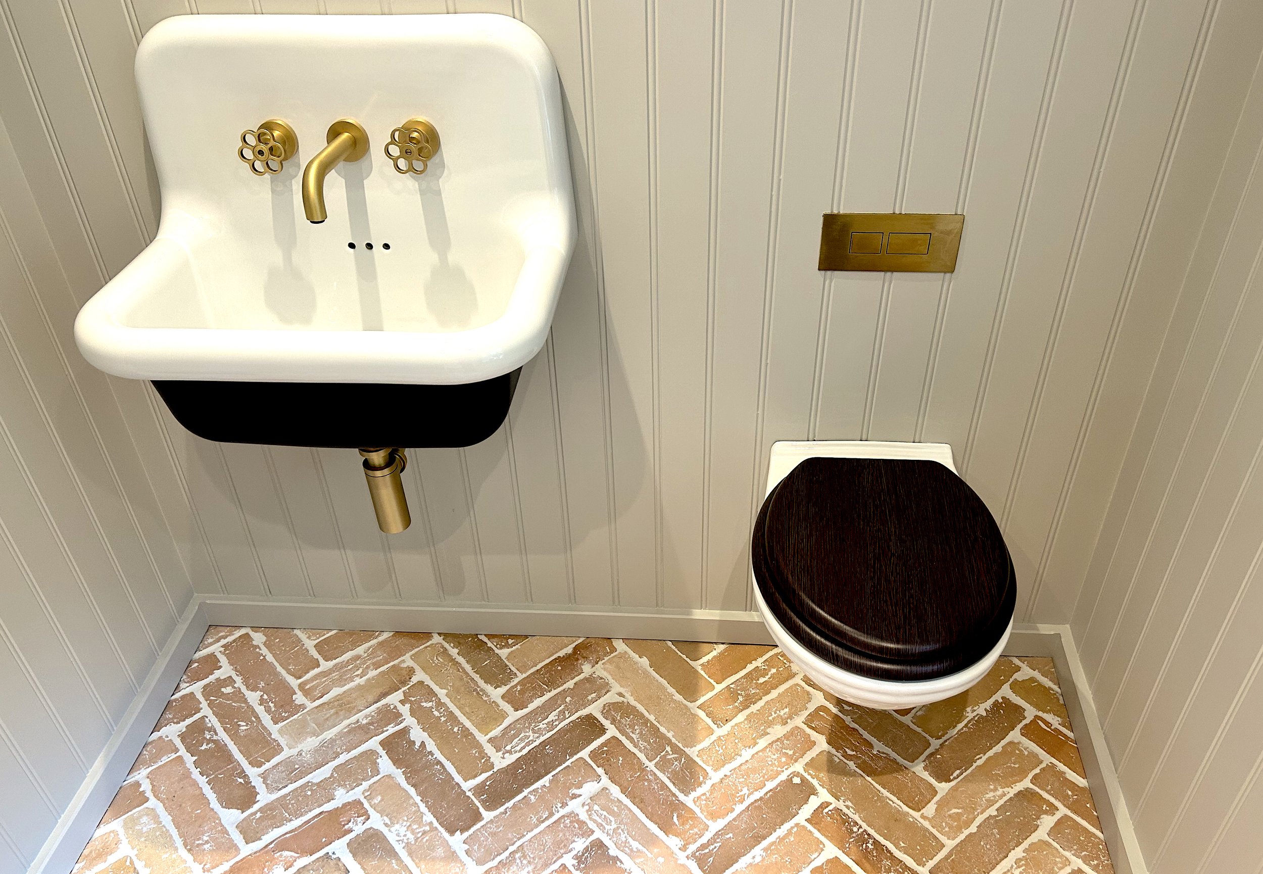 loo and sink.jpg