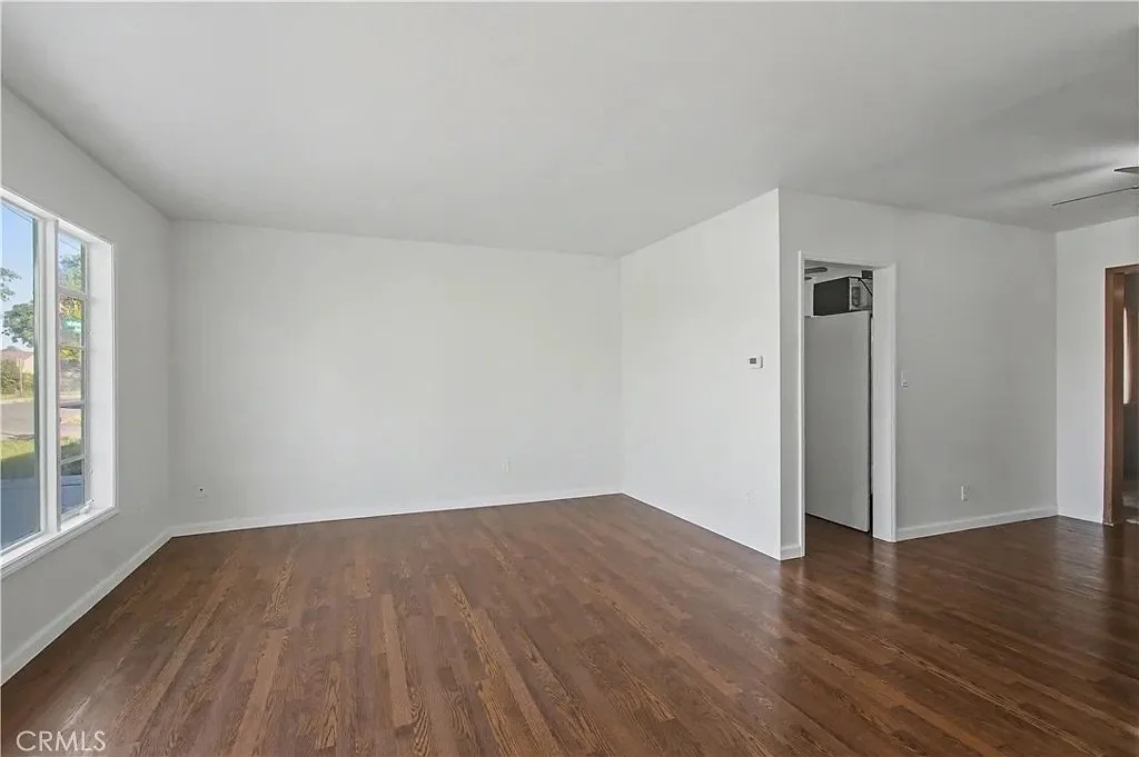 890 Barney St_6.jpeg