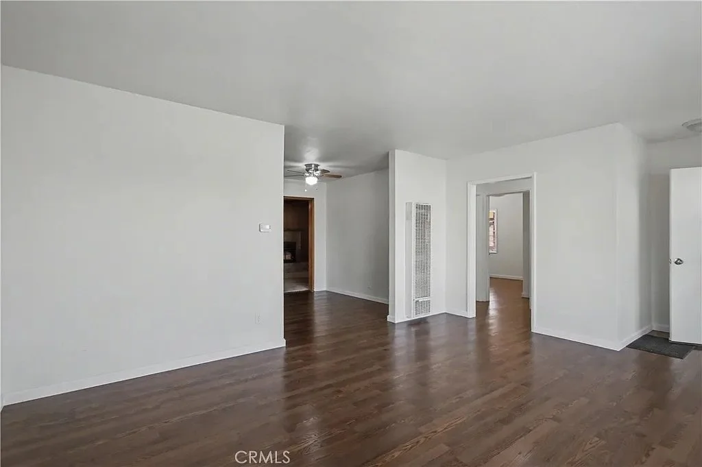 890 Barney St_7.jpeg
