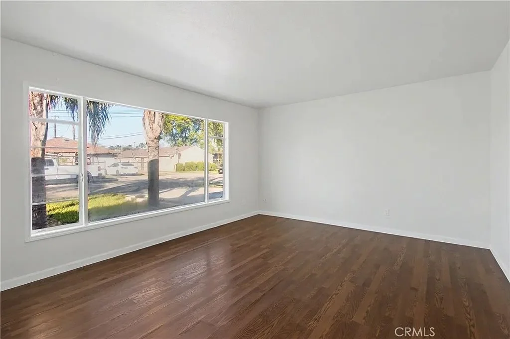890 Barney St_8.jpeg