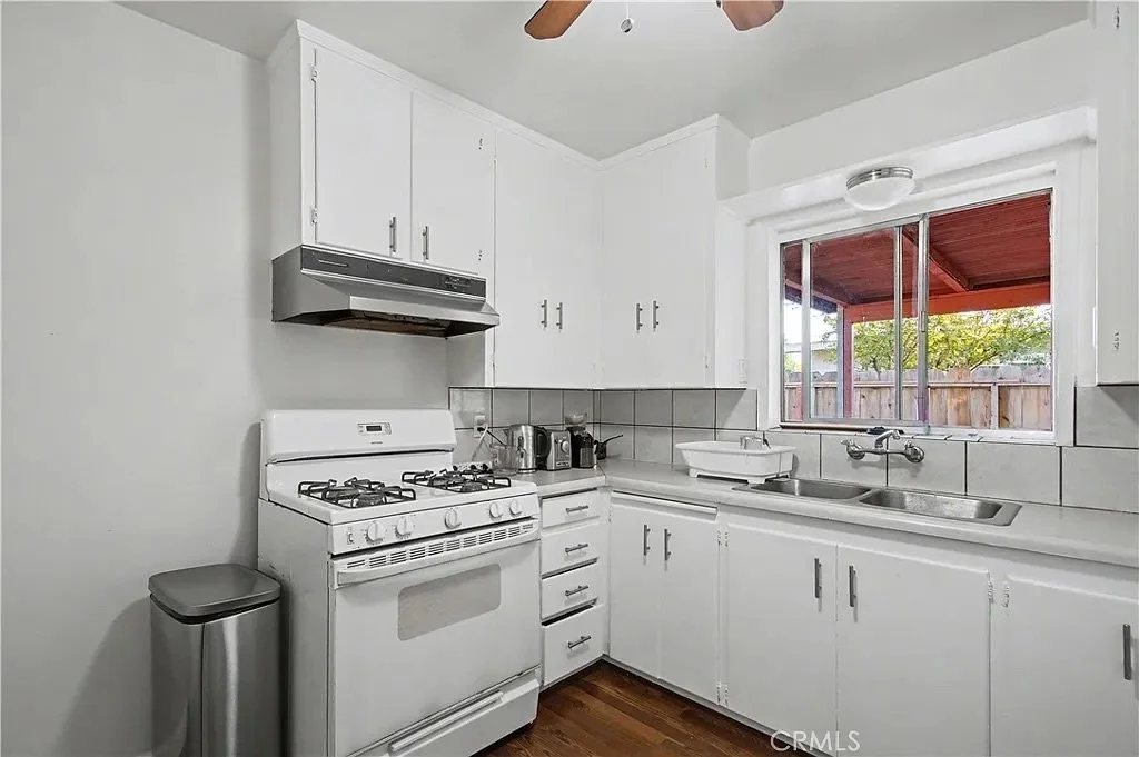 890 Barney St_9.jpeg