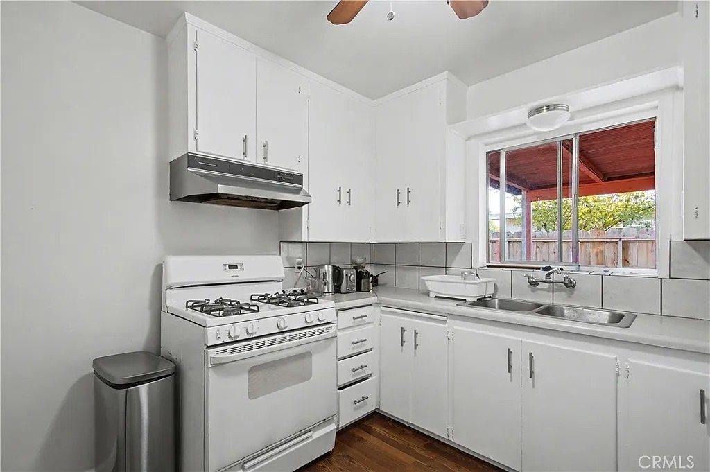 890 Barney St_10.jpeg