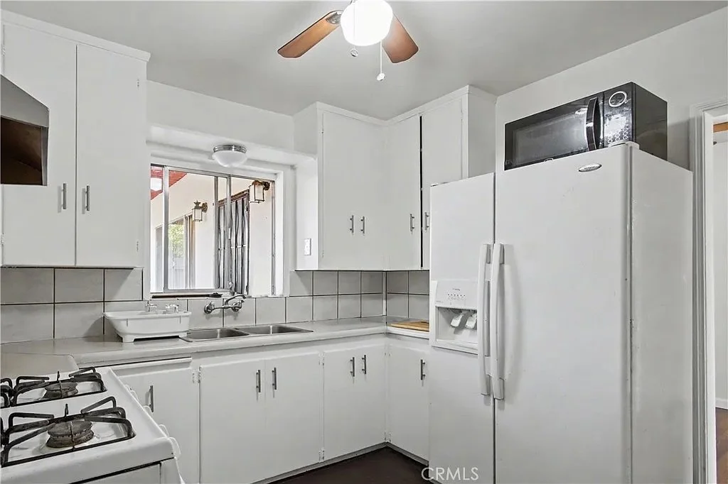 890 Barney St_11.jpeg