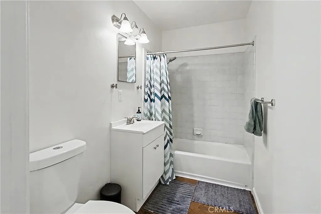 890 Barney St_16.jpeg
