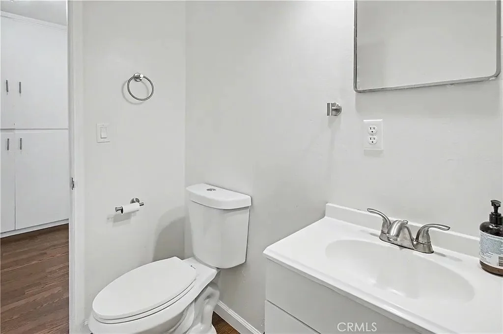 890 Barney St_17.jpeg