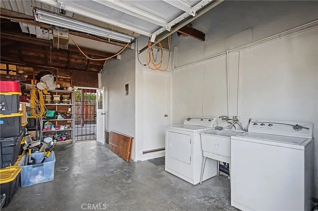 890 Barney St_23.jpeg