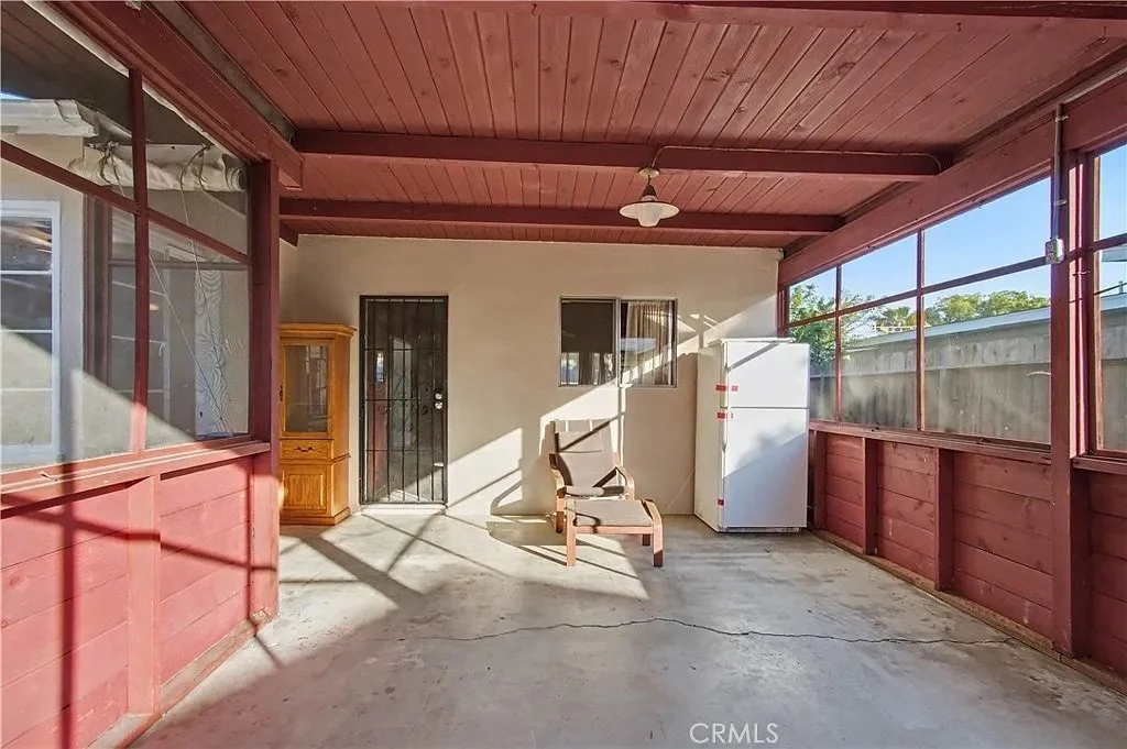 890 Barney St_24.jpeg