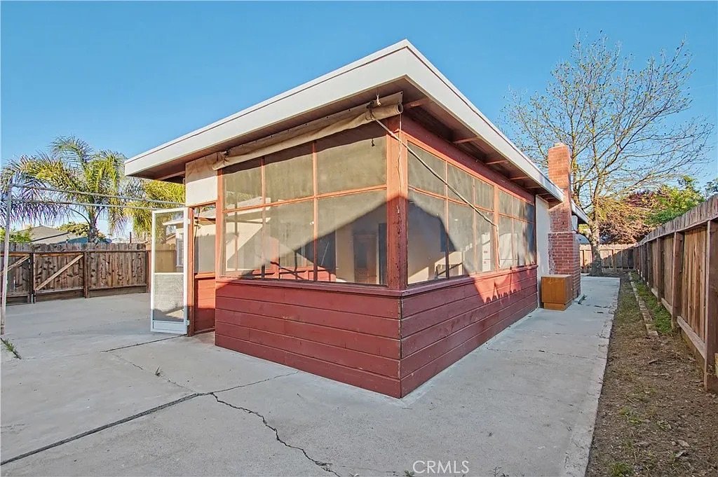 890 Barney St_25.jpeg