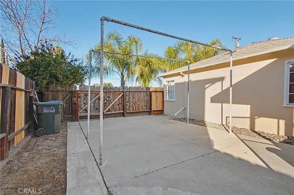890 Barney St_26.jpeg