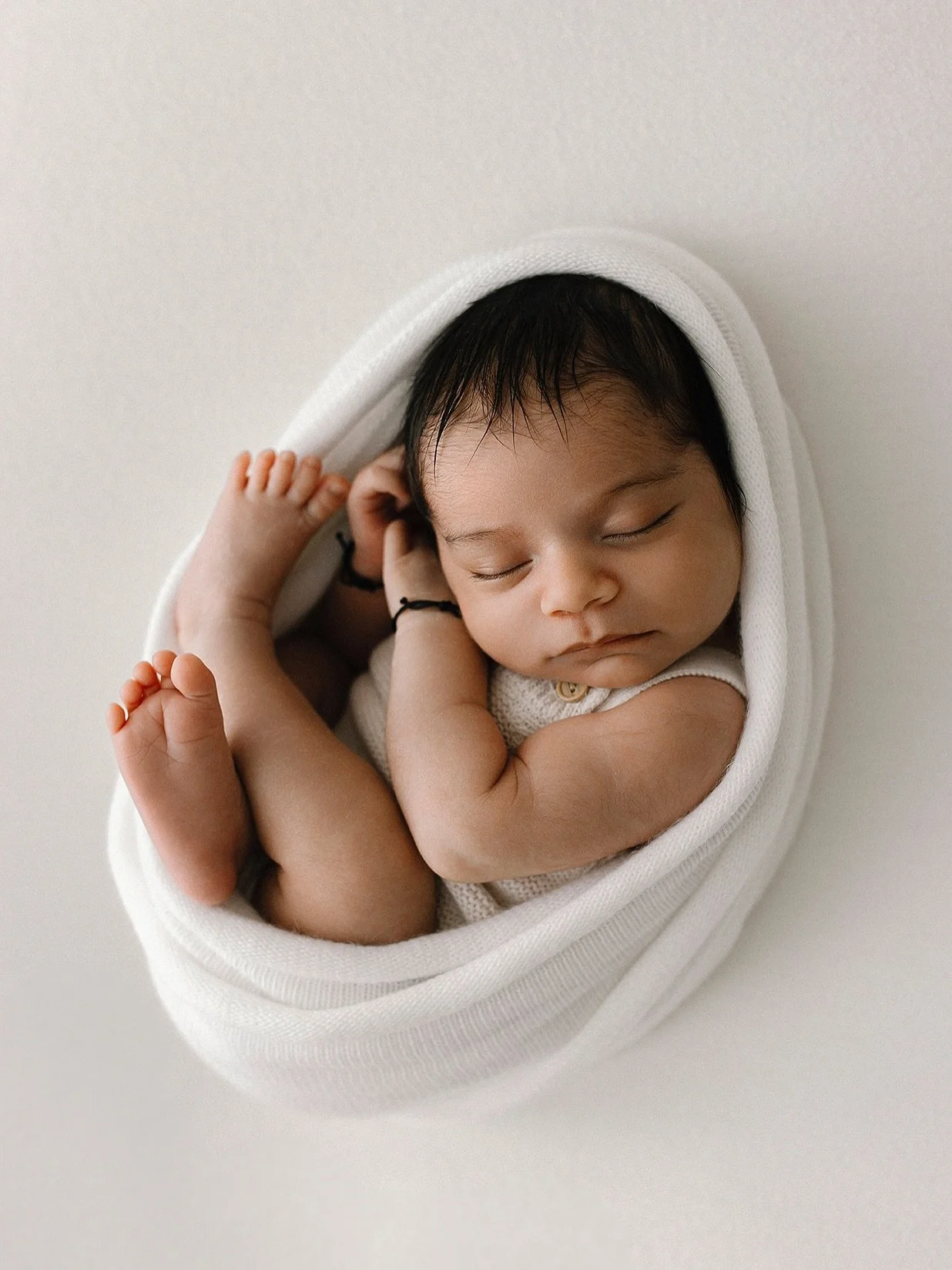 Just. so. darn. comfy. 😌
They don&rsquo;t call it the womb pose for nothing 🤷🏻&zwj;♀️ 

Posing inspo from the wonderful @linzierussophoto always 👌🏻 

#newbornphotographer #newborn #newbornphotographerleicestershire #newbornphotographerloughborou