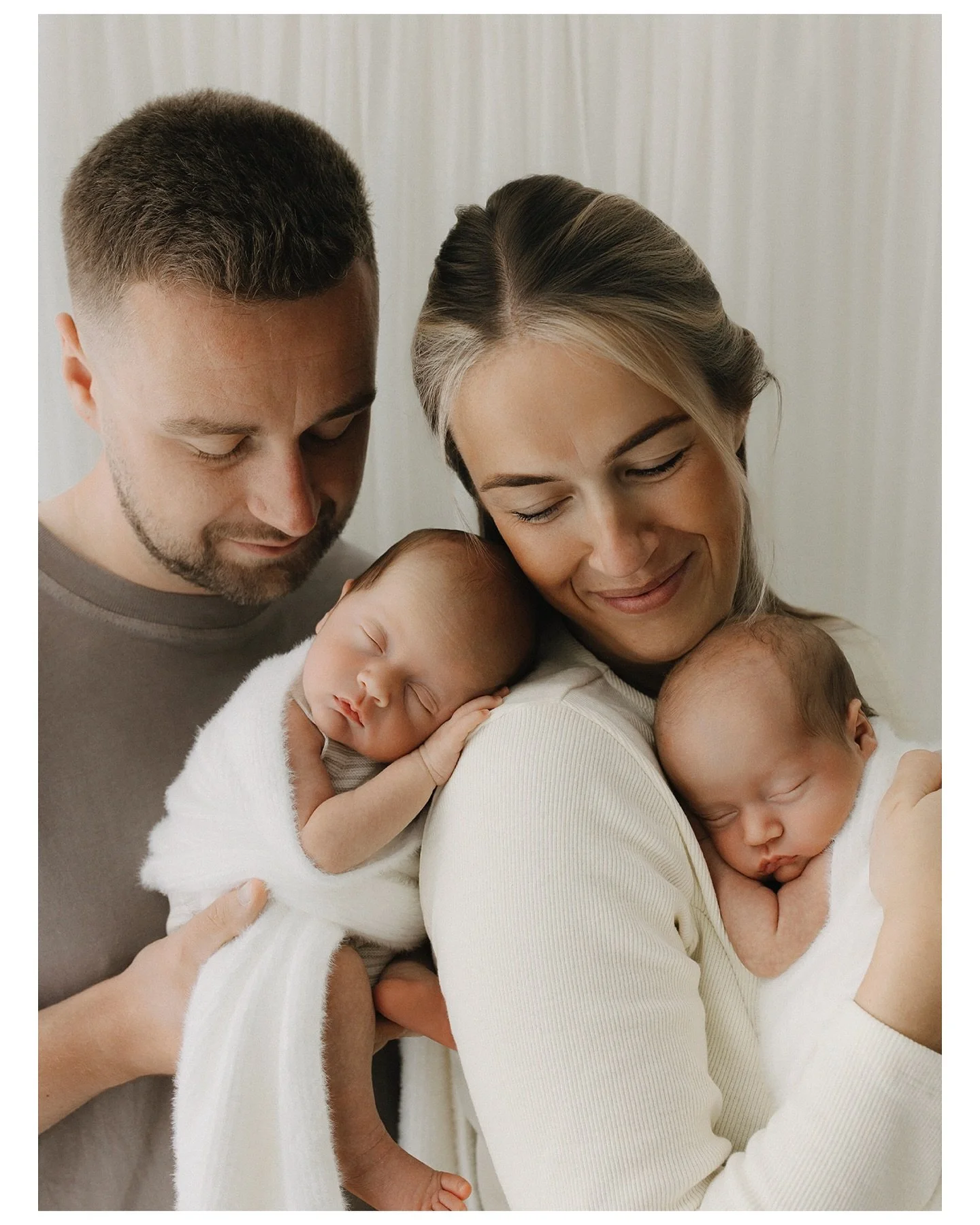 So, this was a special one 💫

You know when you look at twins &amp; just melt instantly? Imagine having this experience but also meeting the most wonderful parents who have seriously got this. These guys. 👌🏻 

Just an incredible family, with 2 bea