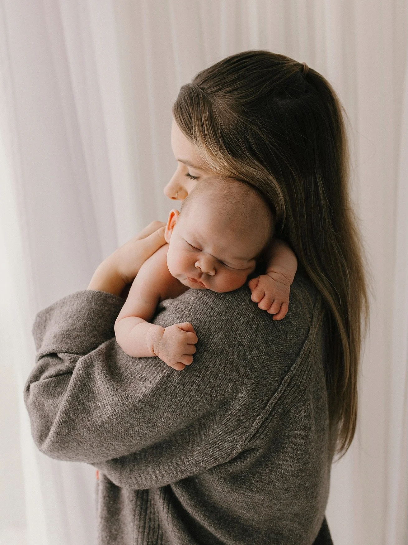 Squish, squish &amp; more squish please! 🙏🏻 

One of my favourite parts of the session is unwrapping your little pumpkin &amp; watching them stretch &amp; squish, pulling all those newborn faces. Yes yes yes, it&rsquo;s nice to photograph sleepy ne