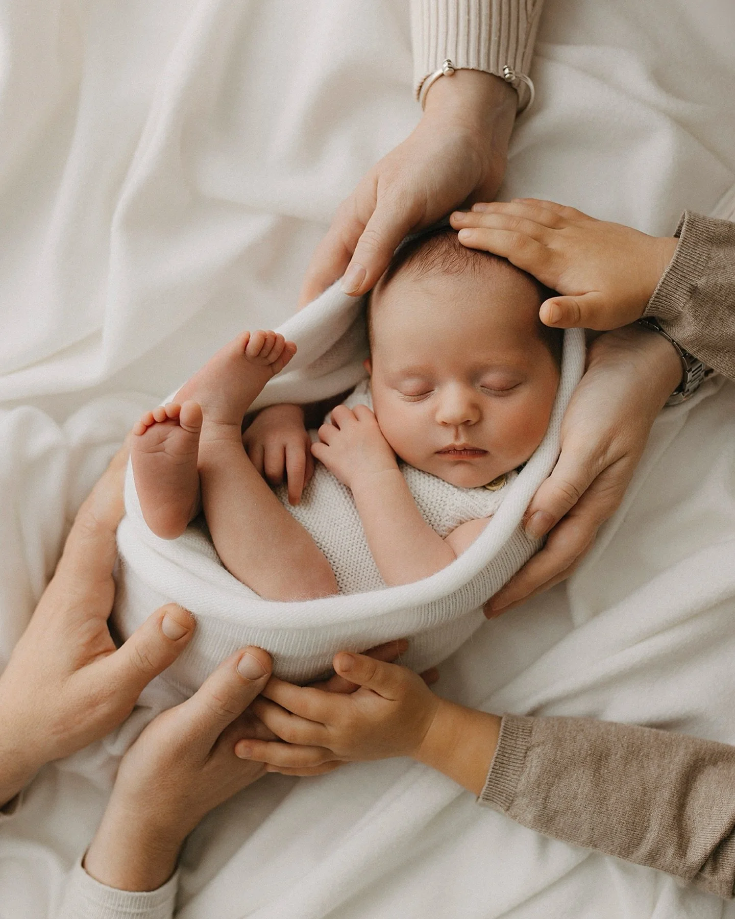 Looking for a newborn photographer&hellip; 
It&rsquo;s hard right? For me, it&rsquo;s all about finding the balance. Let&rsquo;s face it - no one wants to smile &amp; look at the camera, it&rsquo;s just not natural! 
The idea behind my sessions is to