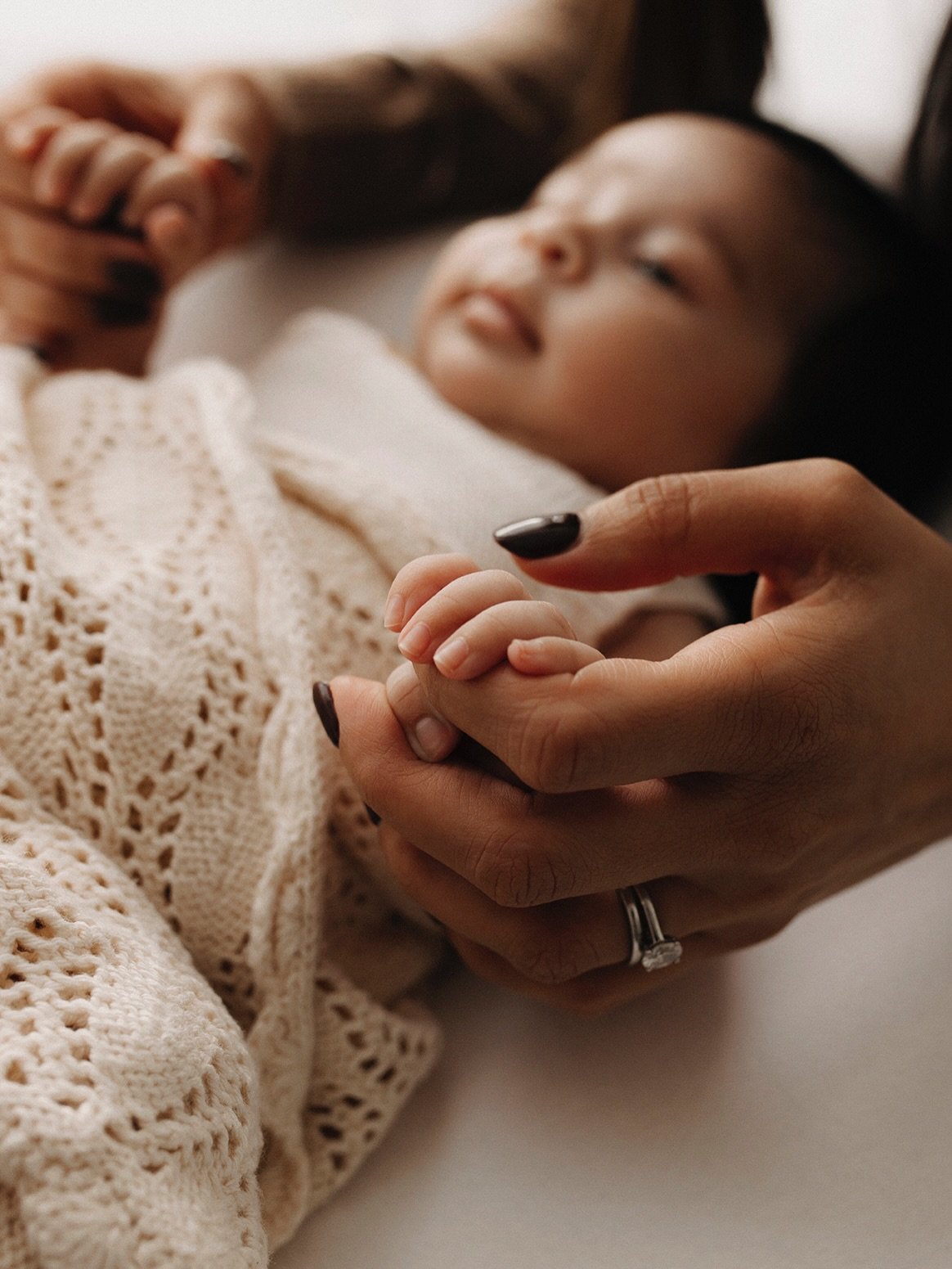 Nothing is lost by missing the newborn window&hellip; 💫 This beautiful family showed every bit of their bond during their session. That extra time spent getting to know each other shines through in every little smile.

I can already feel January/Feb