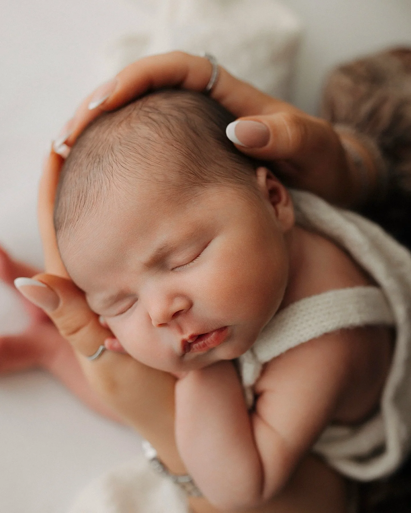 Tiny, fleeting&hellip;.. your everything.

These early days pass in a blur. Sleepy stretches, fluffy shoulders, curly toes, how they oh so sweetly fit in your hands.

Photographed just as you see them, simply 🤍 
Drop me a message to check availabili