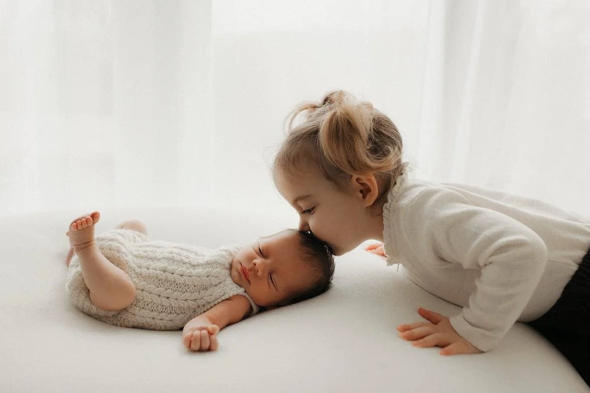 Last time I saw this family, big sister was the teeny tiny baby 🥹 now look at her&hellip; Taking on the world with her little brother ✨