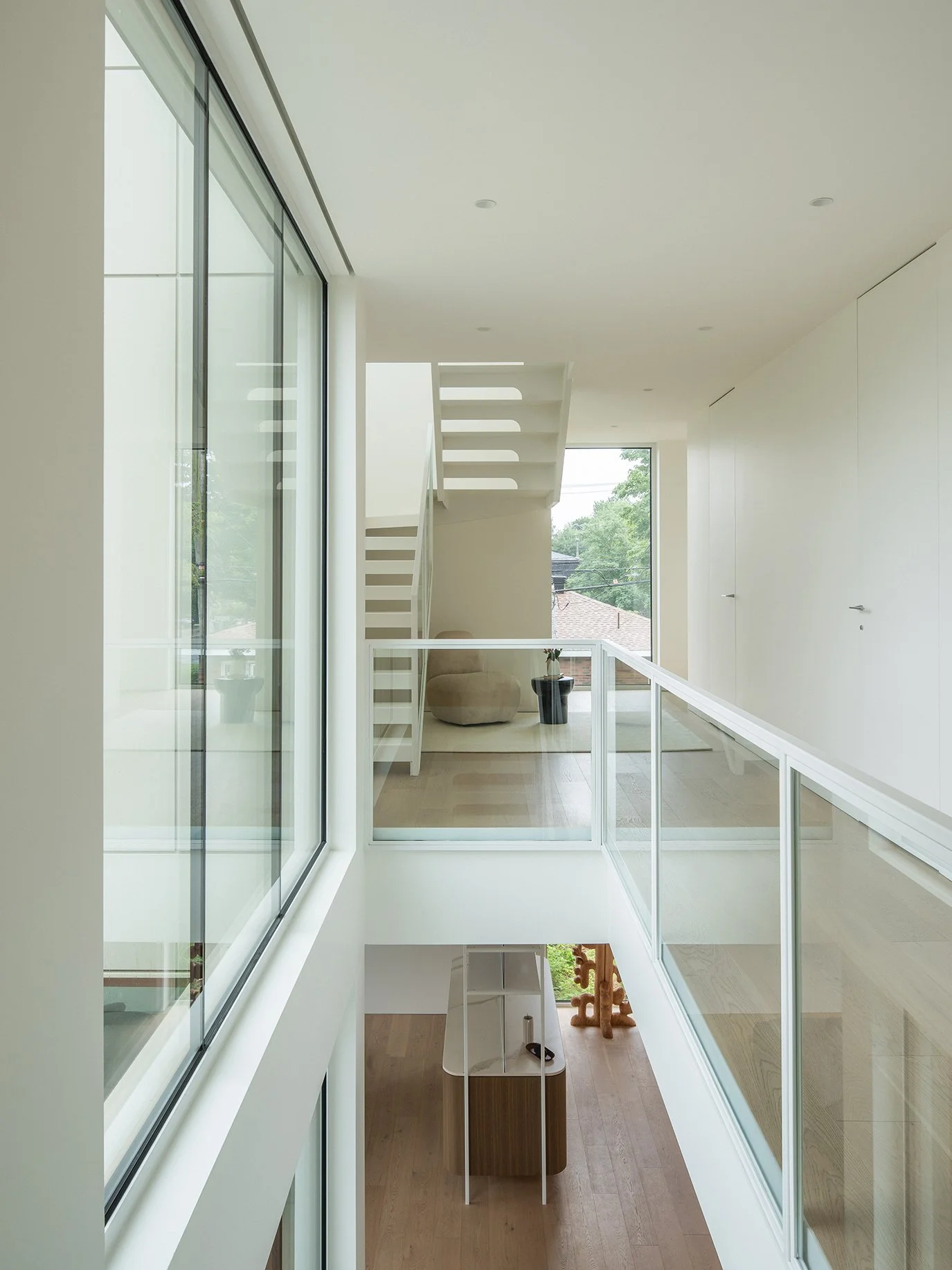 architecture-interiror-contemporary-minimalist-design-staircaise-white-metal-stairs-lens-glass-handrail-montreal.jpg