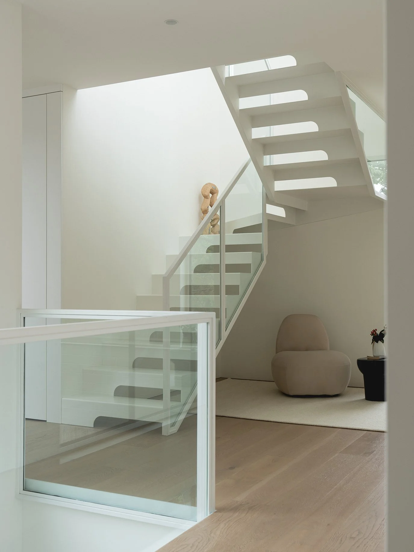 architecture-interiror-contemporary-minimalist-design-staircaise-white-metal-stairs-lens-glass-handrail-detail-montreal.jpg