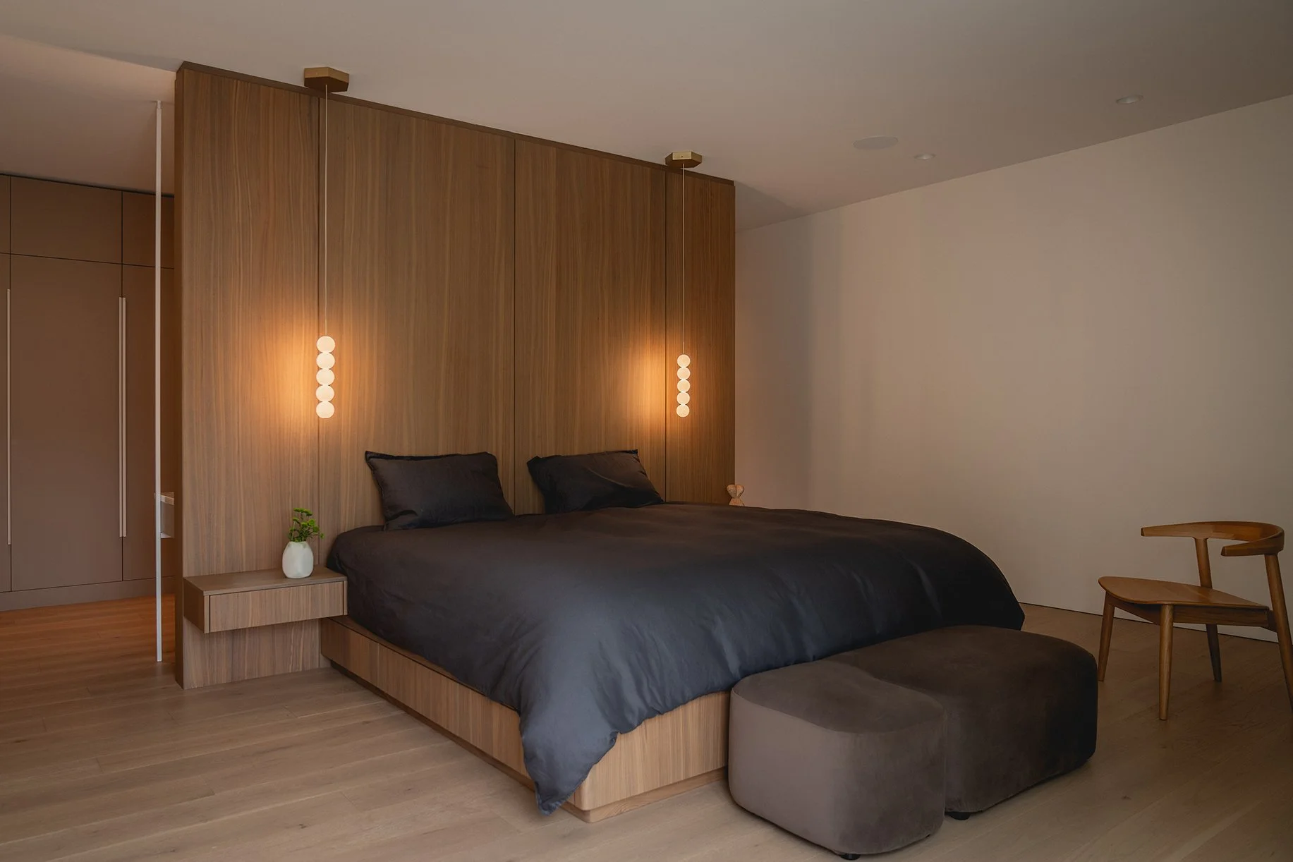 architecture-interiror-contemporary-minimalist-design-master-bedroom-wood-cabinetery-detail-montreal.jpg