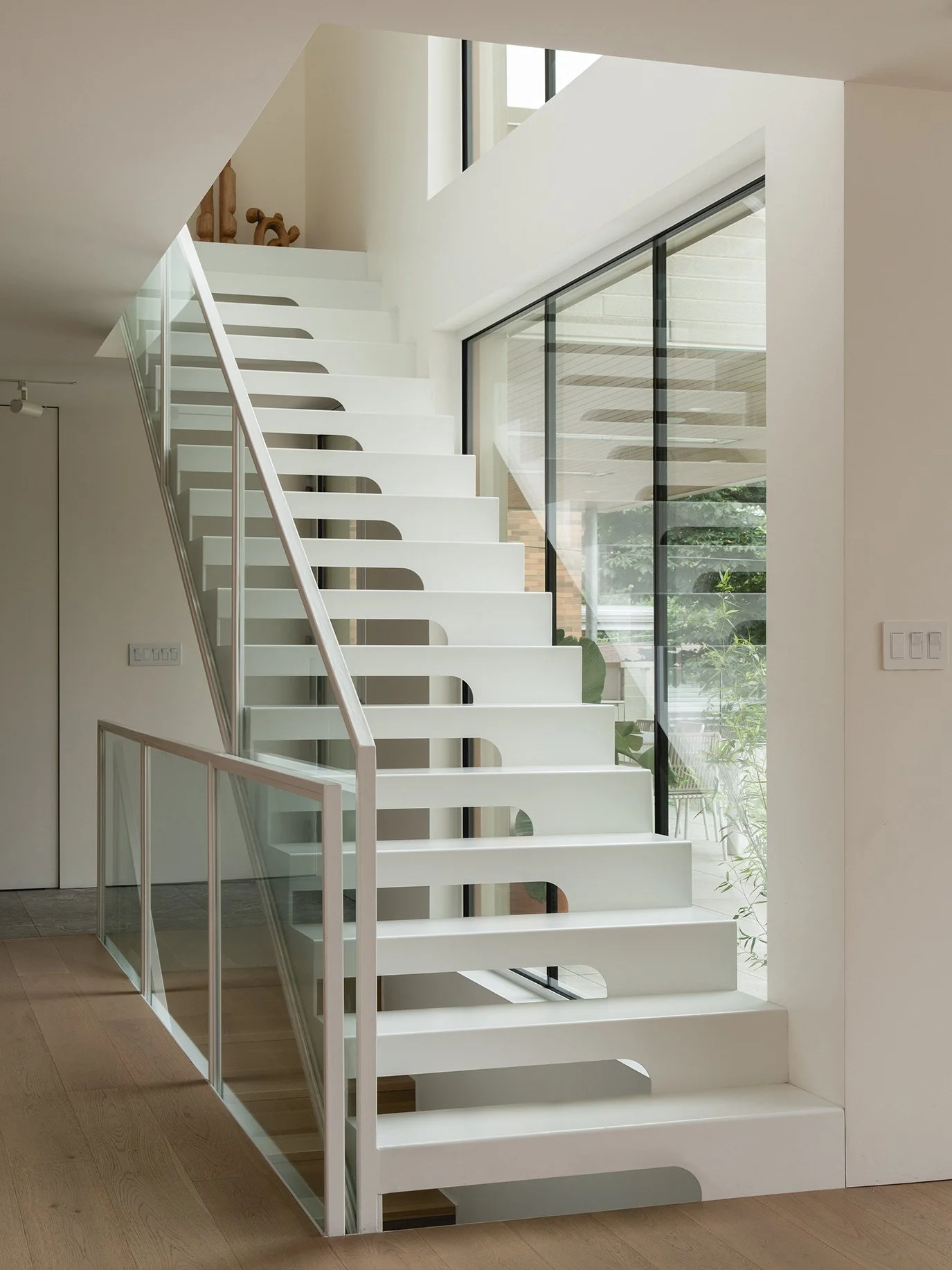 architecture-interiror-contemporary-minimalist-design-white-metal-stairs-lens-montreal.jpg