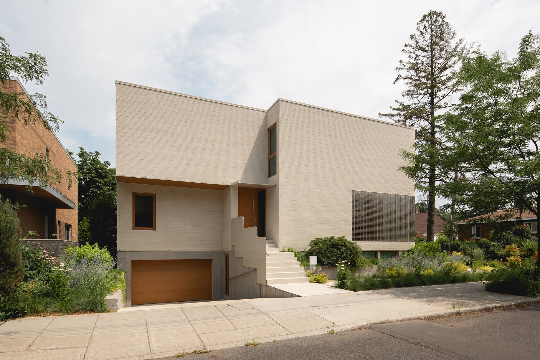 architecture-residentiel-contemporain-mu-facade-urbaine-brique-de-verre-entree-garage-lentille-montreal.jpg