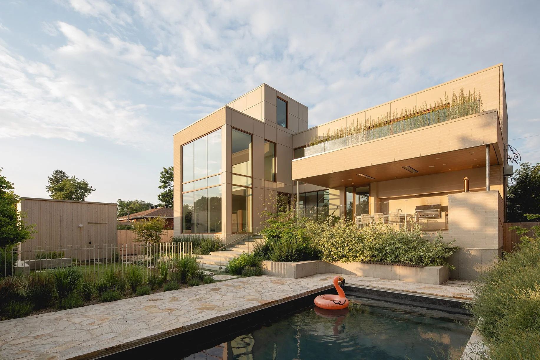 architecture-residentiel-contemporain-mu-facade-urbaine-cour-arriere-piscine-lentille-montreal.jpg