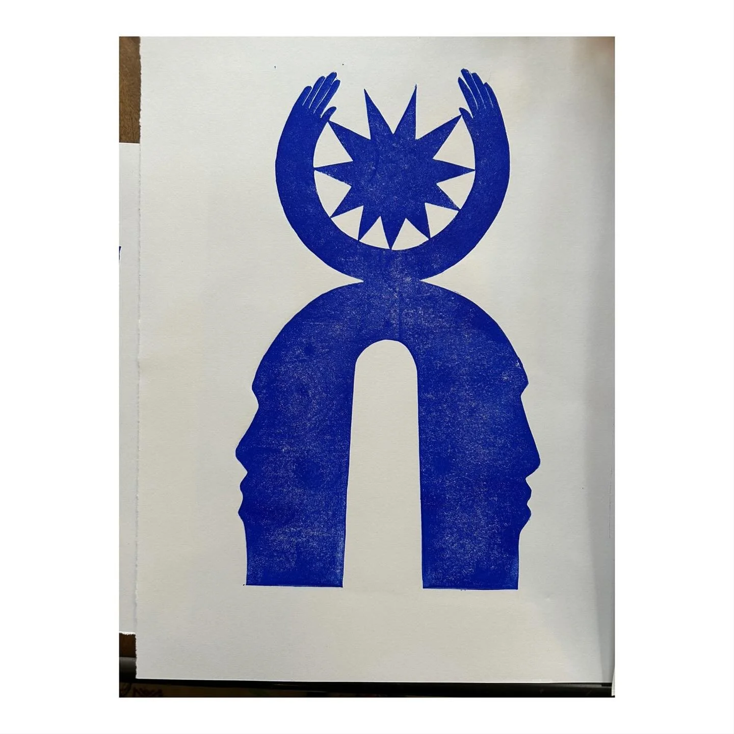 ***Eye totem***

Chaman extra-lucide &agrave; la vesture arc-en-ciel, immobile. 
C&rsquo;est un voyant des renouveaux,
un devin des &eacute;claircies apr&egrave;s la pluie.

***Sun totem***

Penser un personnage comme un soleil qui permet aux choses 