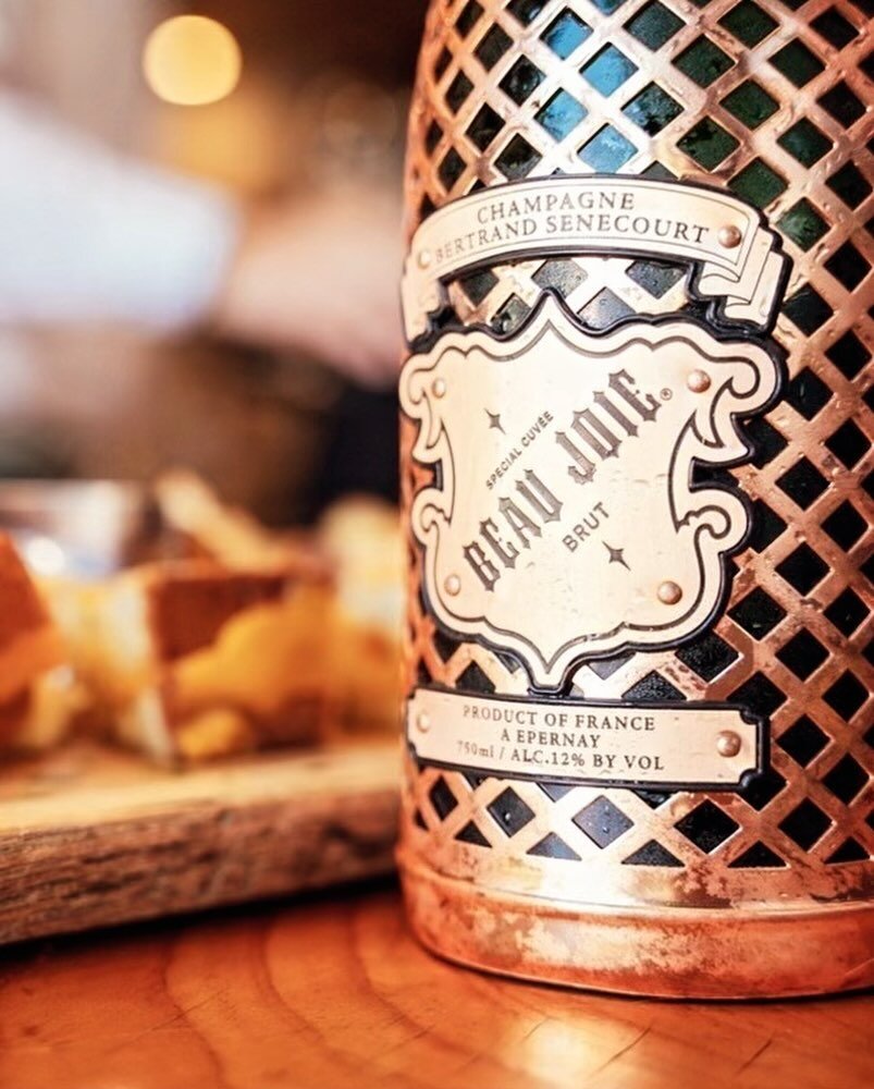Party Perfect! #beaujoiechampagne #bottleofbeau #brutnature #nosugaradded #handmade #luxury #french #epernay #weekend #fun #entertainment #friends #madewithlove #onlythebest #design credit @bebubbly.napa photo: @napa_roscoe