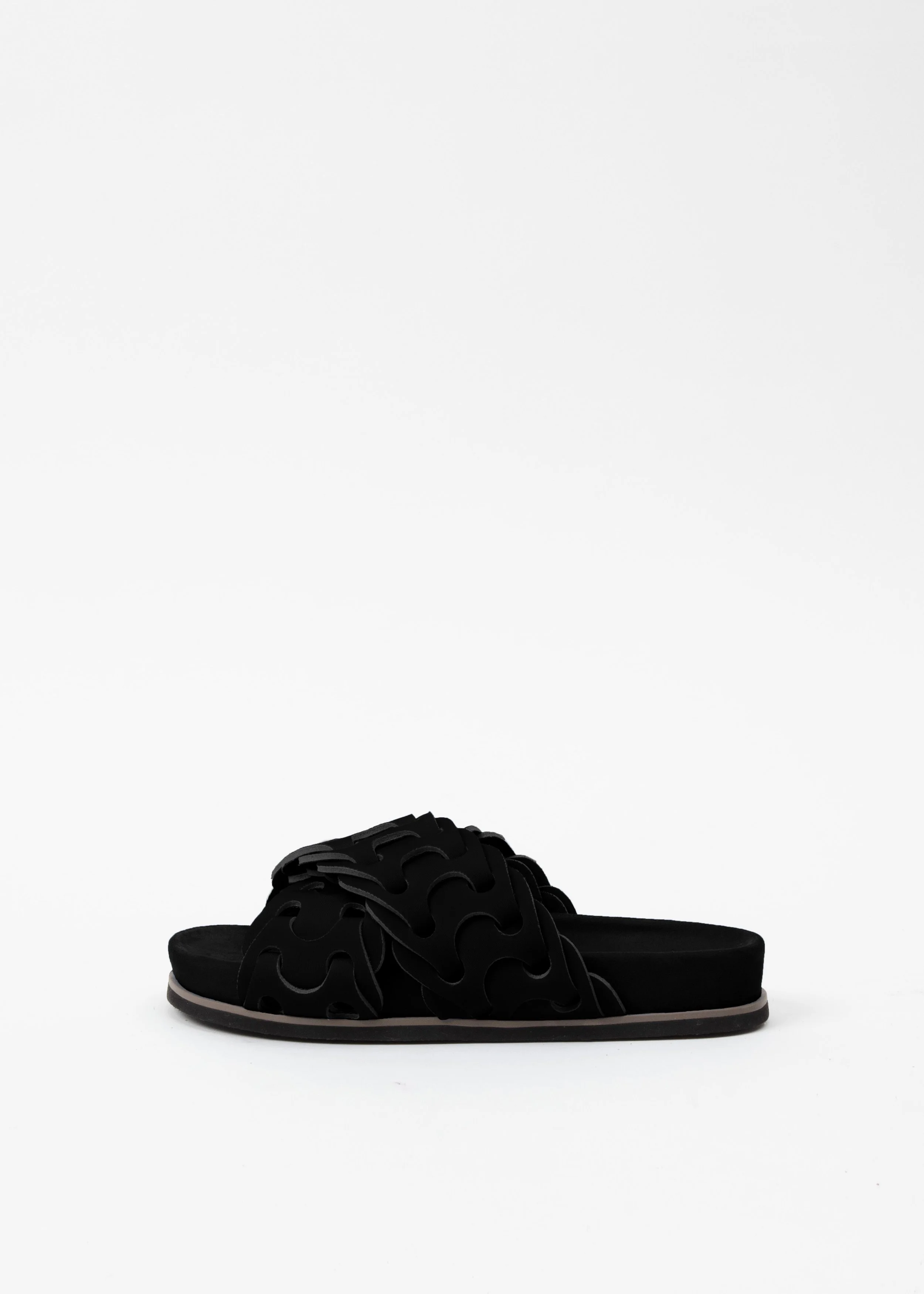 RB_FTW_0393_ALL_BLACK.jpg