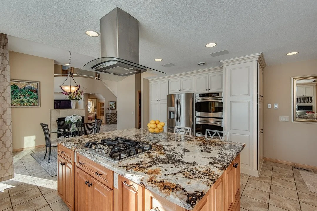 The creamy cabinets, warm wood tones, and speckled granite&mdash;would you keep this palette or go bold? 🎨🤩