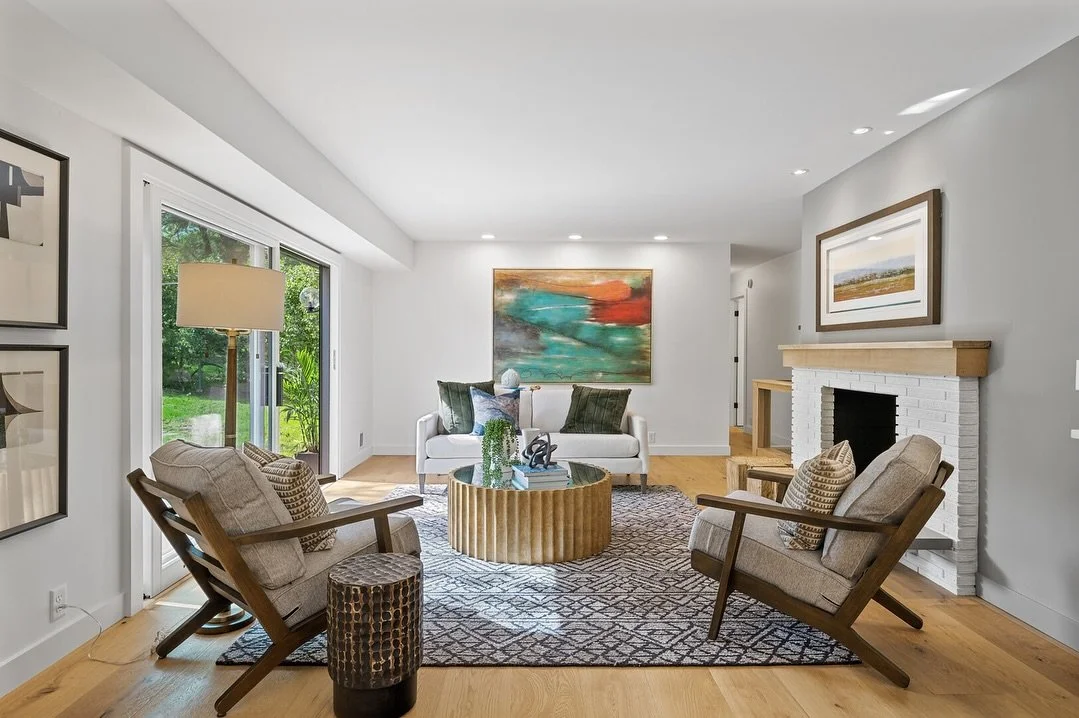 The rug is neutral, the walls are soft, and then BAM&mdash;color explosion in the painting. Genius or too much? 🖼💥