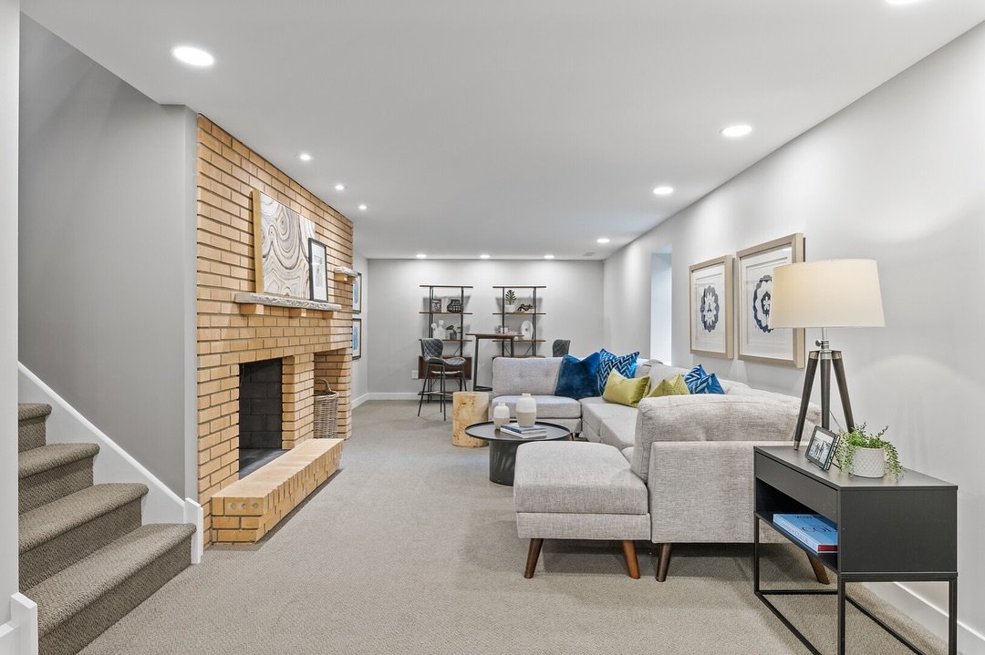 Let&rsquo;s talk bold color choices&mdash;are those blue pillows a &ldquo;yes please&rdquo; or &ldquo;too much&rdquo;? 💙🛋