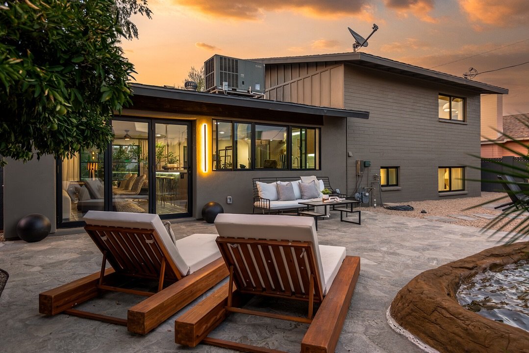 Can we get an MTV Cribs reboot just for this outdoor setup? &ldquo;This is where the magic happens.&rdquo; 🔥📺