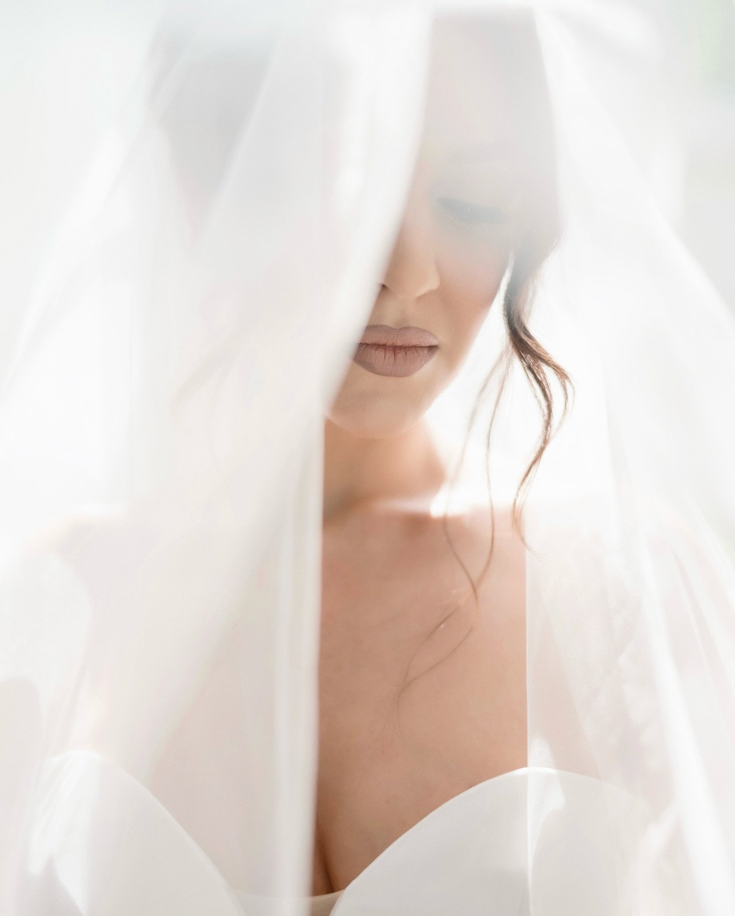 In her eyes, we see the purest reflection of love and happiness 🤍🩶 and in the quiet before the first look, the anticipation and emotions create an unforgettable energy #losangeleswedding #bridalstyle 

Photography @weddingstory 
Glam @hair_by_andie