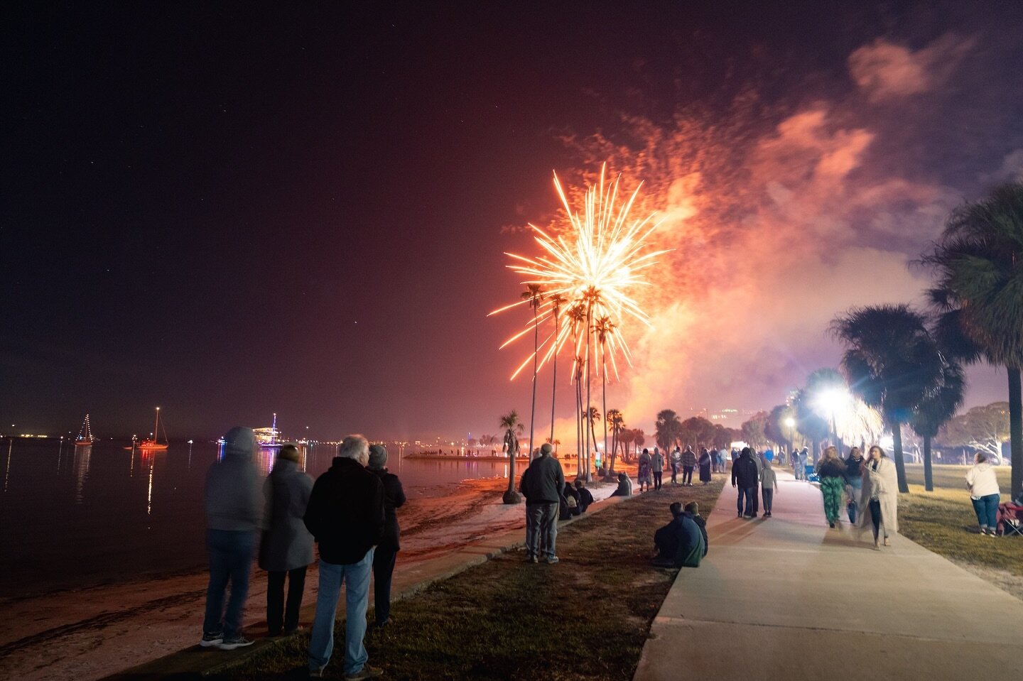 New Years Eve at Vinoy Park had one of the best fireworks shows I&rsquo;ve seen in awhile! 🎆🎇
.
.
.
#SunShinesHere #StPete #LiveAmplified #DTSP #ILoveTheBurg #igersstpete #LoveFL #StaySalty #StaySaltyFlorida #Florida #VisitFlorida #FloridaLife #Pur