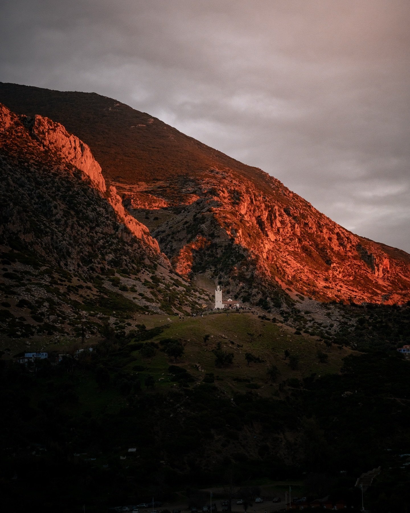 Sunset in Chefchaouen 🇲🇦🌅
.
.
.
#morocco #chefchaouen #fire #sunset #church #photography
