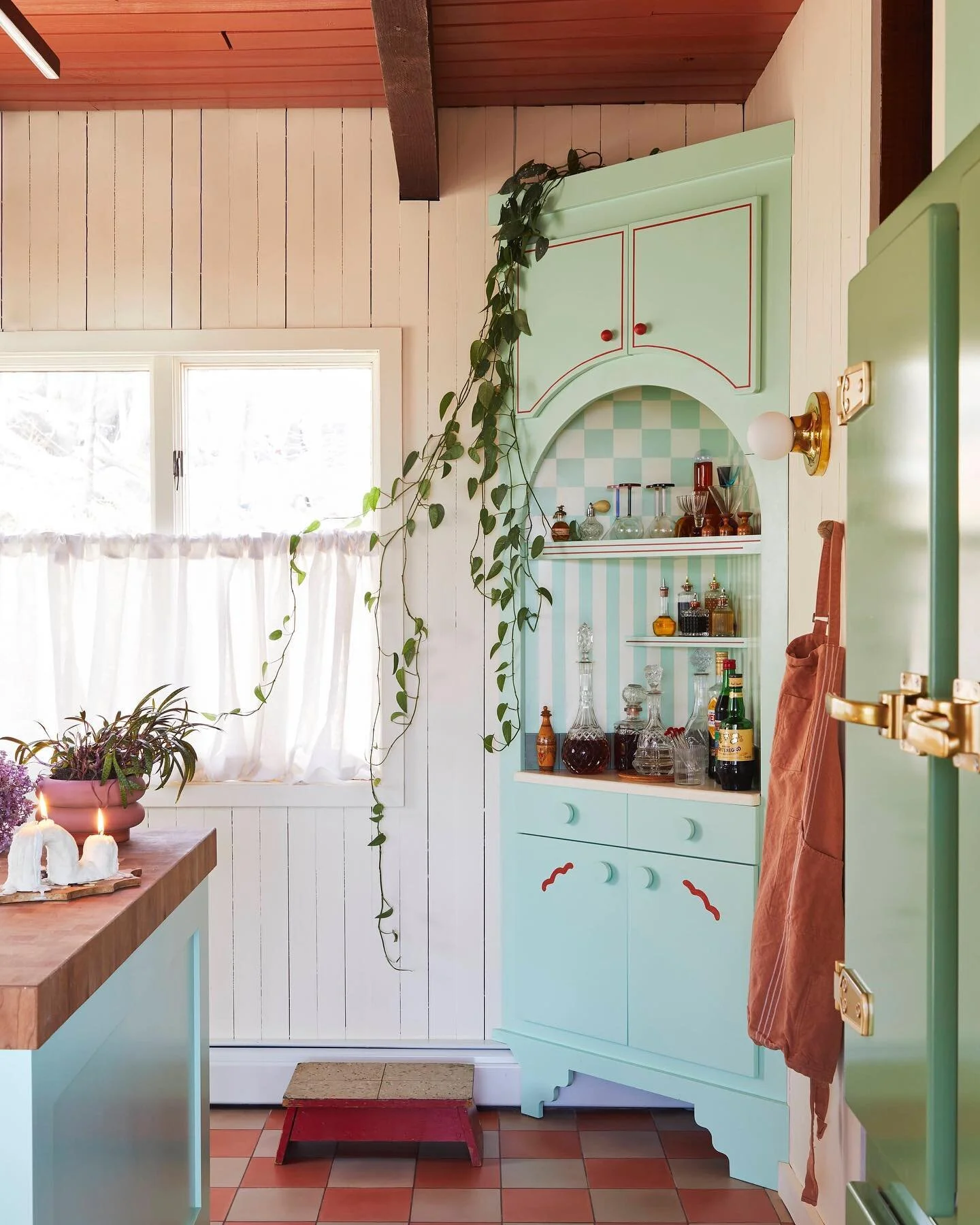 💛Custom little corner cabinet for our Emery Kitchen💛
We weren&rsquo;t super confident that our red tipping details were going to be executed correctly so @designlovefest put her talented hands to work and it looks soooo good ✨

Swipe for the before