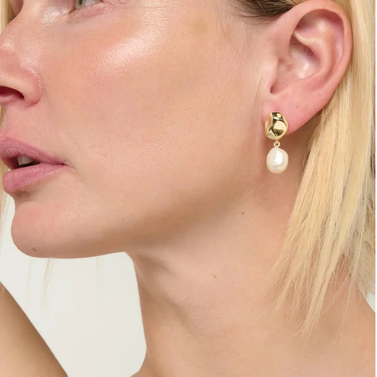 Tutti-Perla-Earrings--in--gold.jpg