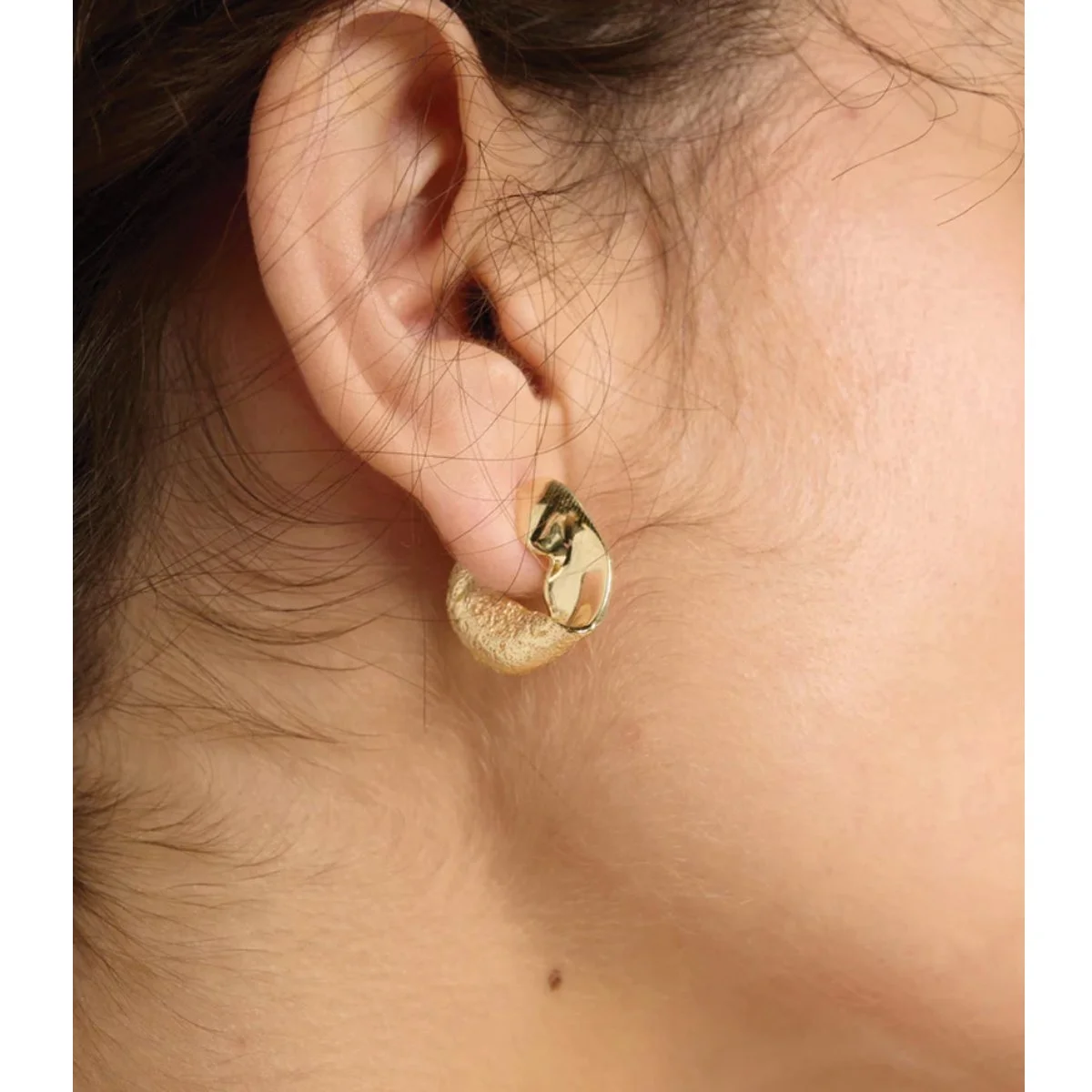Gold-Wave-Earrings-Tutti-model.jpg