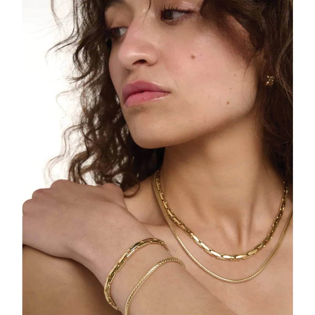 tutti-Gold-Refine-Bracelet-model.jpg