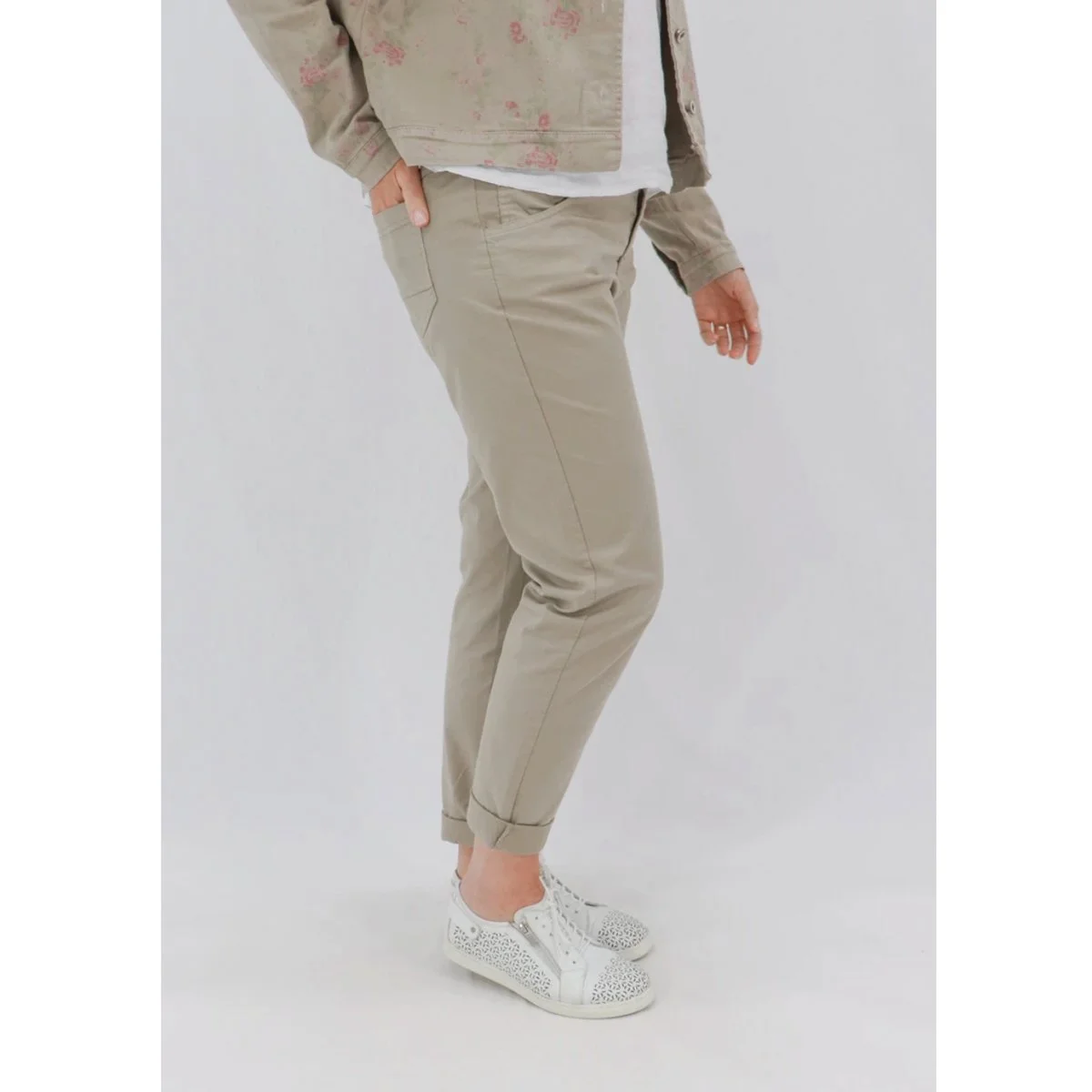 Delorus-Slim-Pant-Taupe-Aida-Rose.jpg