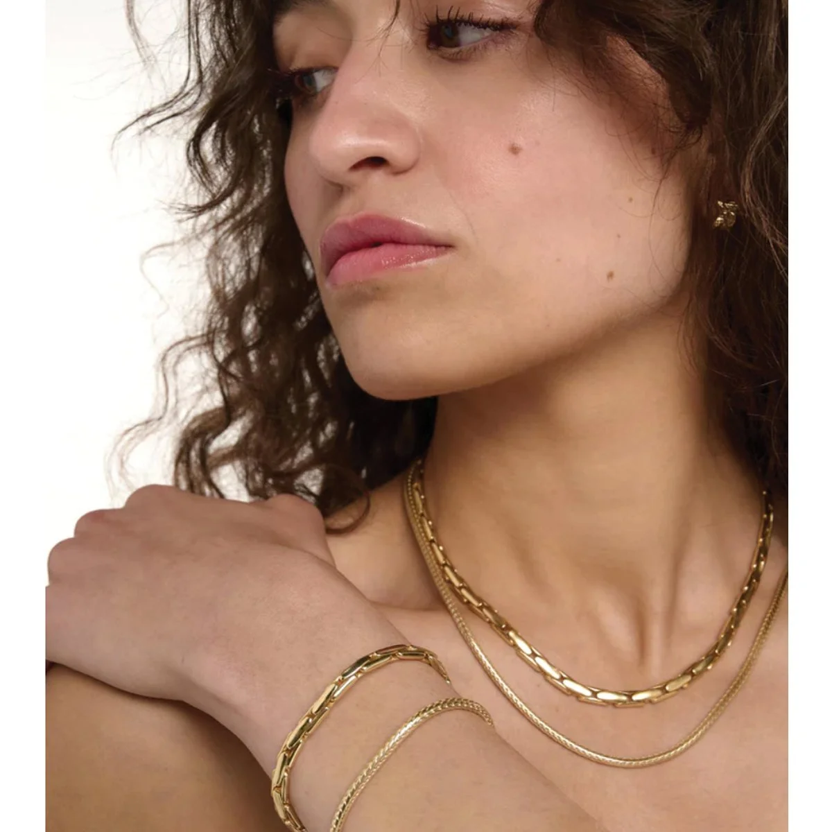 Tutti--Gold-Refine-Necklace-model.jpg