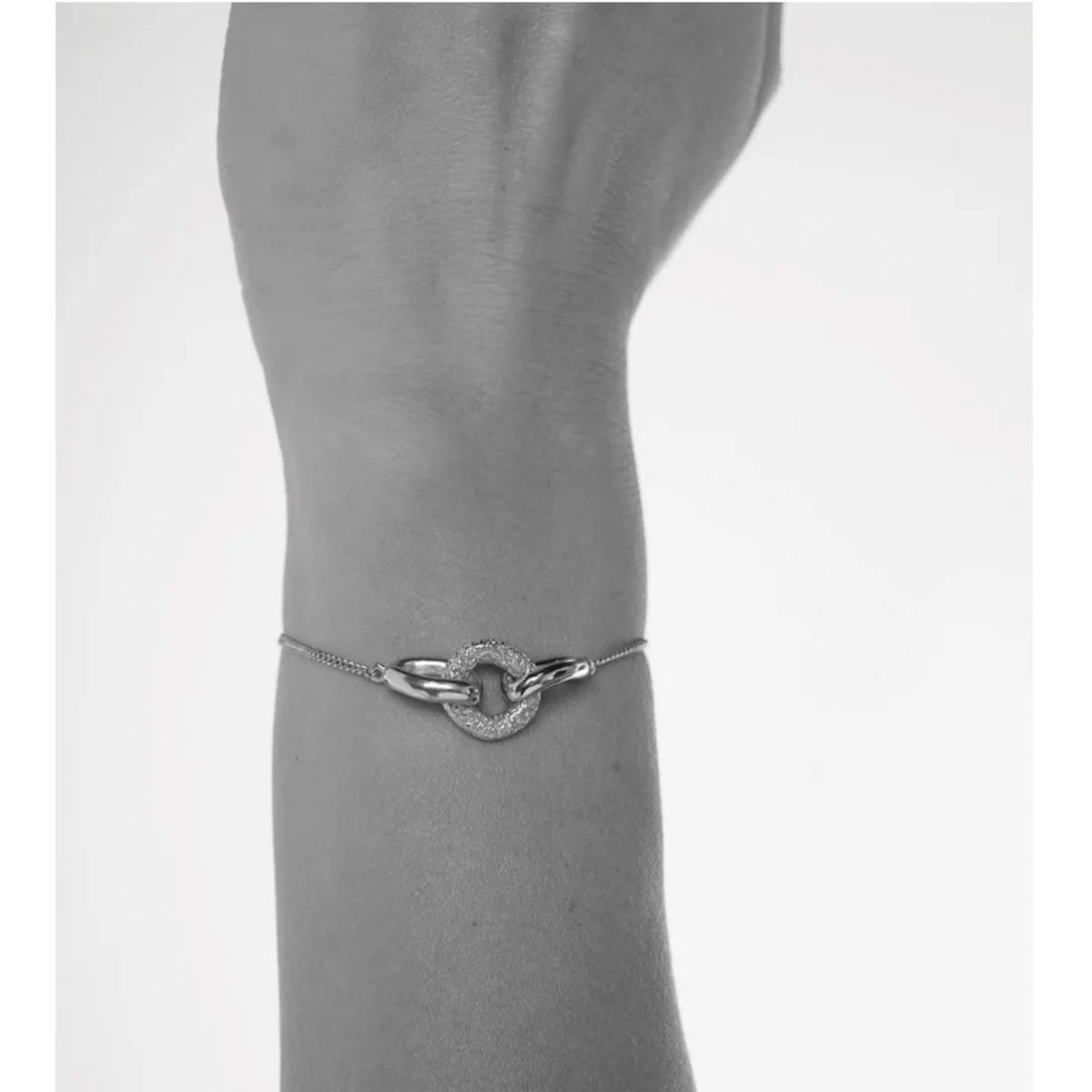Tutti-Silver-Bind-Bracelet-Arm.jpg