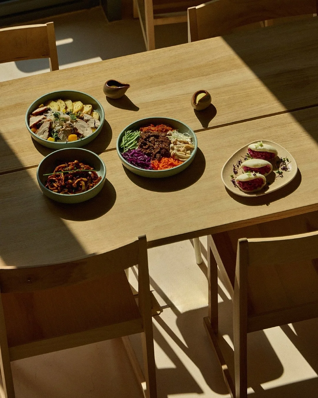 At The Slow @theslowlb on the Promenade, every detail is an invitation to pause.
Sip, taste, explore, or simply sit still. The experience is about being present in the moment.