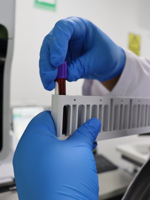 Microscopio en laboratorio