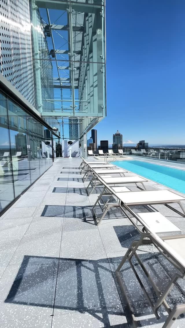 Views and Photo Booths are the perfect combo 📸✨Thank you @areaagreaterseattle for letting us be apart of this amazing event 🙌 The views of @firstlightseattlecondos were incredible 😍 !
📆Thinking about booking but not sure what is right for you.