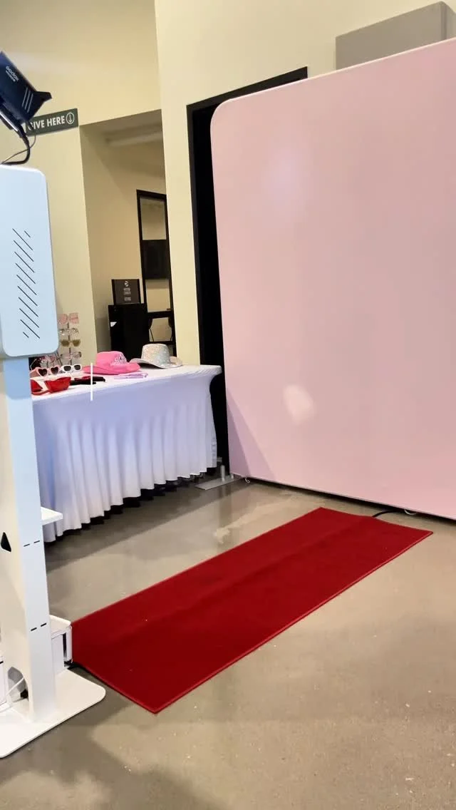 Running out poses in the booth? Try these classic moves:
π―‍βοΈ Bestie Hug | π Blowing a Kiss | π Cool Shades & Silly Face
Grab a prop, grab a friend, and make it fun!π€©
πΈ Not sure which photobooth package is right for your event?β¨Let&rs