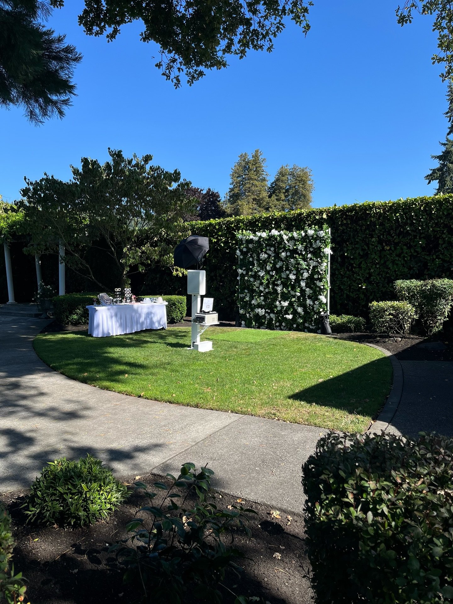 ✨ Outdoor weddings hit different 💐💍
This setup featured our luxe photobooth paired with a dreamy flower wall 🙌the perfect combo for capturing memories in bloom 🌸📸

Whether it&rsquo;s golden hour or starry skies, your guests are guaranteed frame 